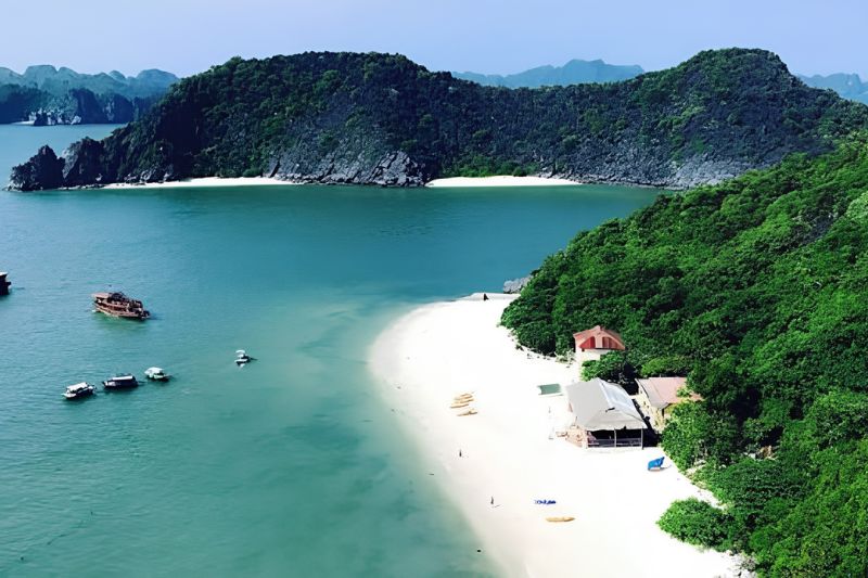 Monkey Island (Cat Dua) beach near Cat Ba