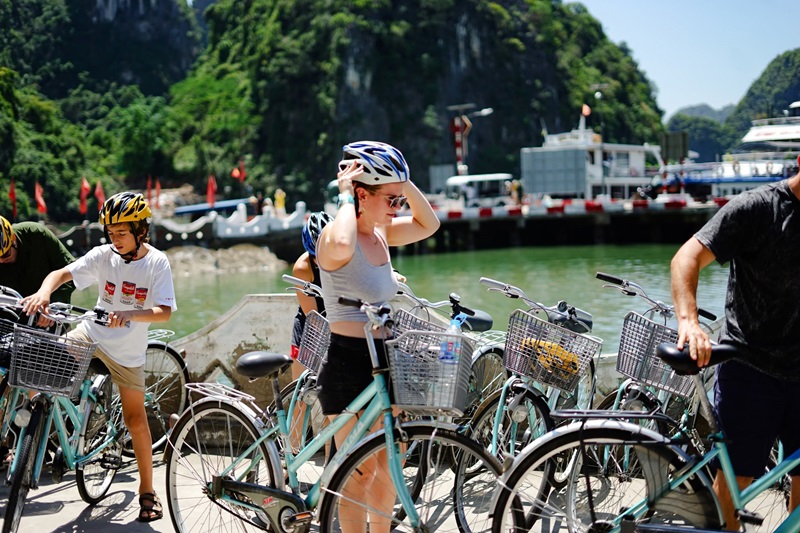 Cycling and motorbiking around the island