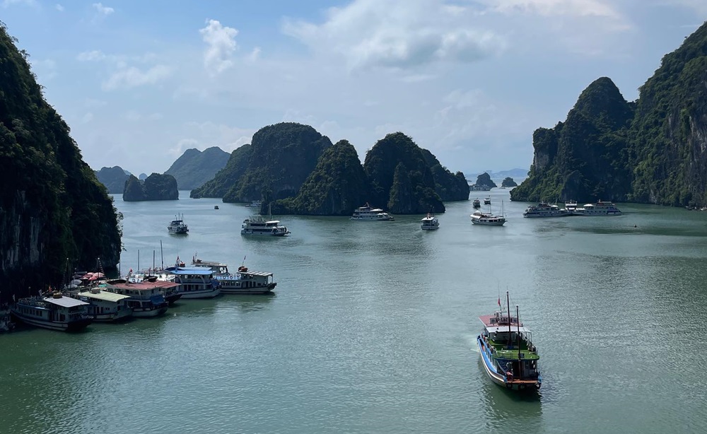 Lan Ha bay vs Ha Long bay cruise quality and luxury experiences 