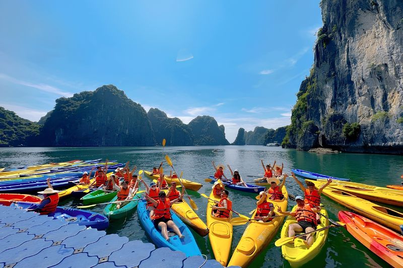 Hoạt động chèo thuyền luồn qua hang Sáng Tối