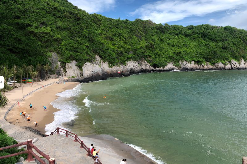 Tắm mát và dạo bước tại cụm bãi tắm Cát Cò