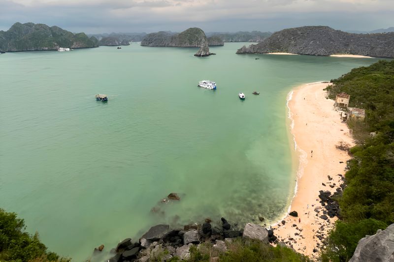 Tắm biển trong vắt và tham quan đảo Khỉ