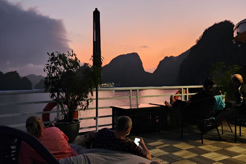 Buổi chiều rong ruổi giữa hang động và sóng nước
