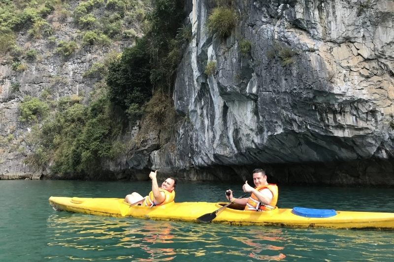 Chèo kayak ở vịnh Lan Hạ có gì đặc biệt?