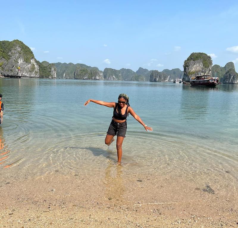 Tắm biển tại đảo Ba Trái Đào