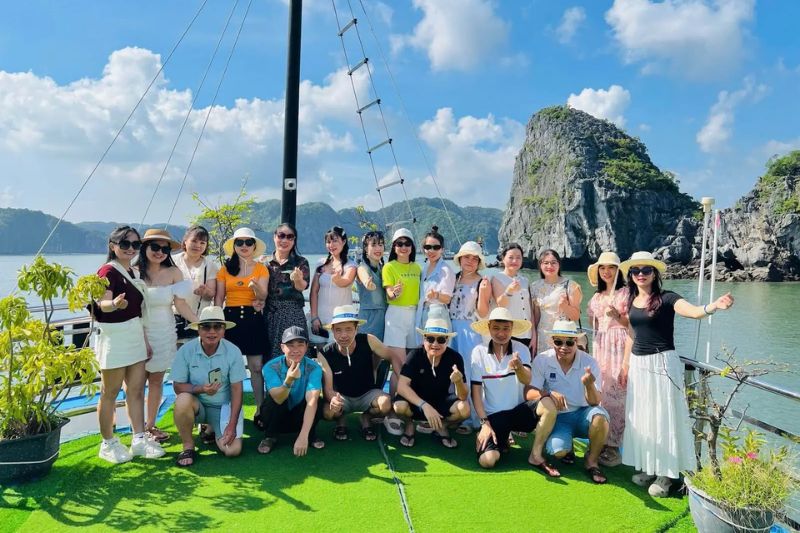 Nhóm khách nào nên thuê tàu đi vịnh Lan Hạ?