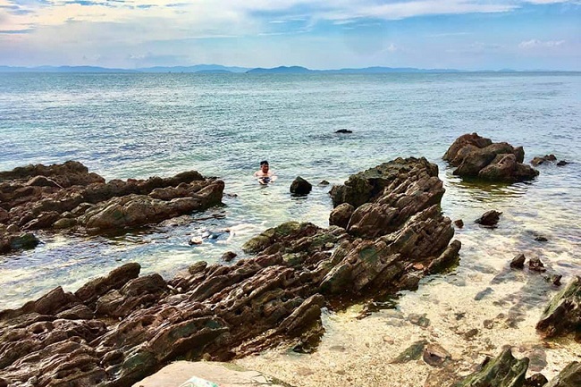 Tắm biển tại bãi tắm hòn Chép Cô Tô