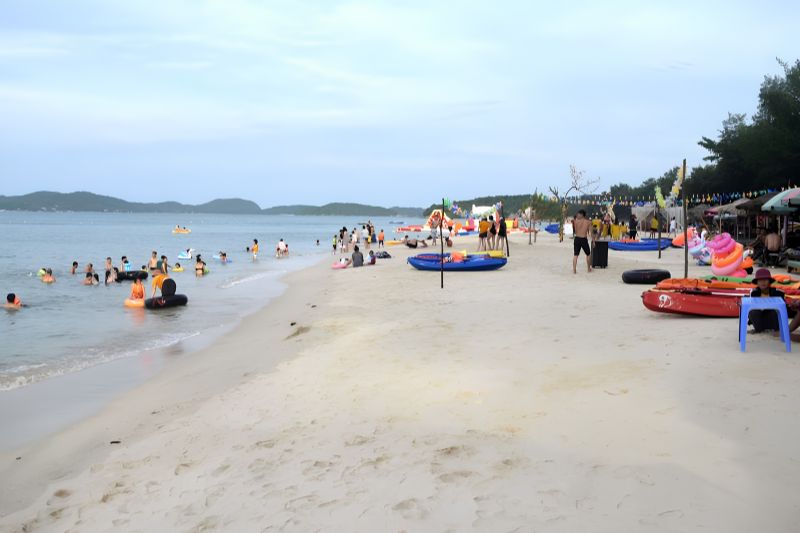 Bãi biển Hồng Vàn