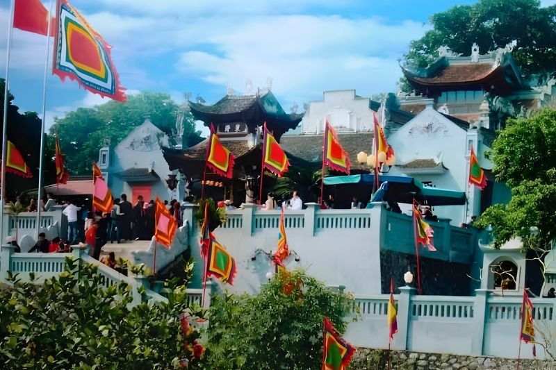 Duc Ong Temple, also called Tran Quoc Nghien Temple, in Ha Long City Duc Ong Temple, also called Tran Quoc Nghien Temple, in Ha Long City
