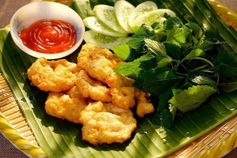 Vacuum-packed cha muc and dried sa sung for sale as takeaway specialities