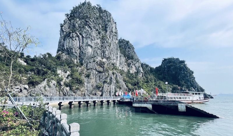 Where is Thien Cung Cave located?