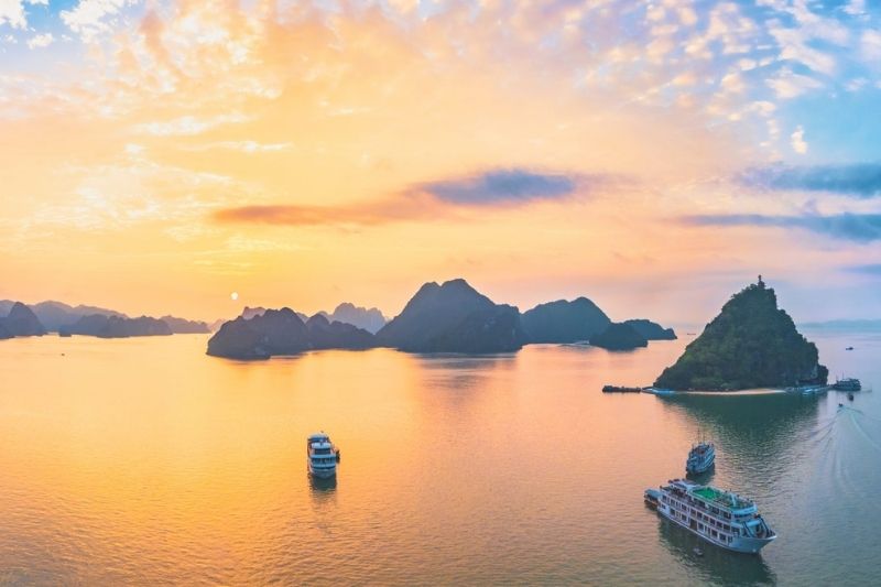 What's Halong Bay like in autumn (September to November)?