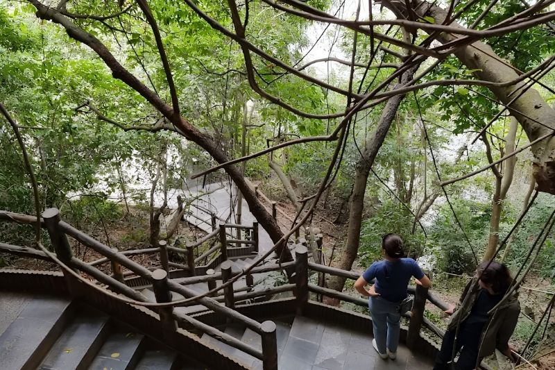 Where Dau Go Cave is located in Halong Bay
