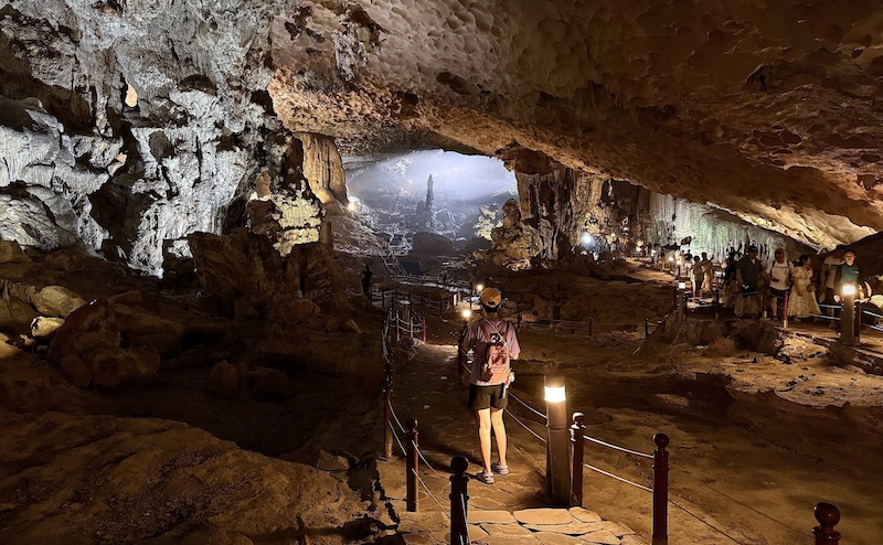 Sung Sot (Surprise) Cave