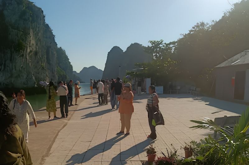 Where is Thien Canh Son Cave, and how do you get there?