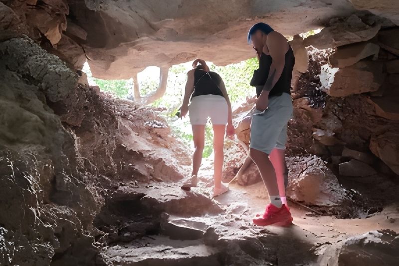 How does Thien Canh Son compare to the main Ha Long Bay caves?