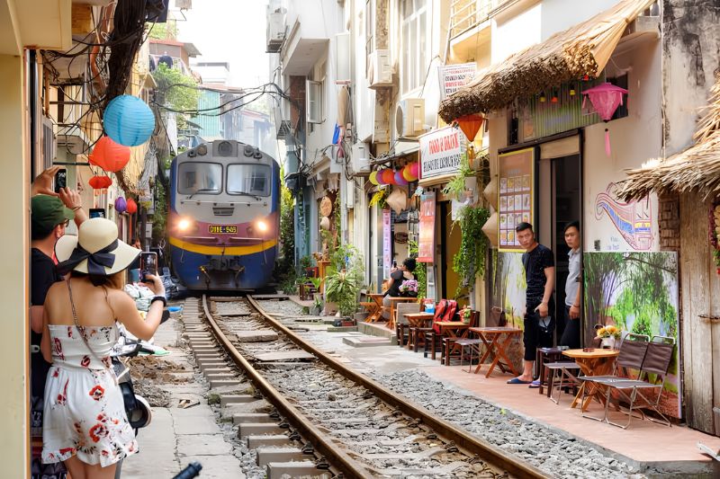 What are the essential Hanoi Train Street safety guidelines?