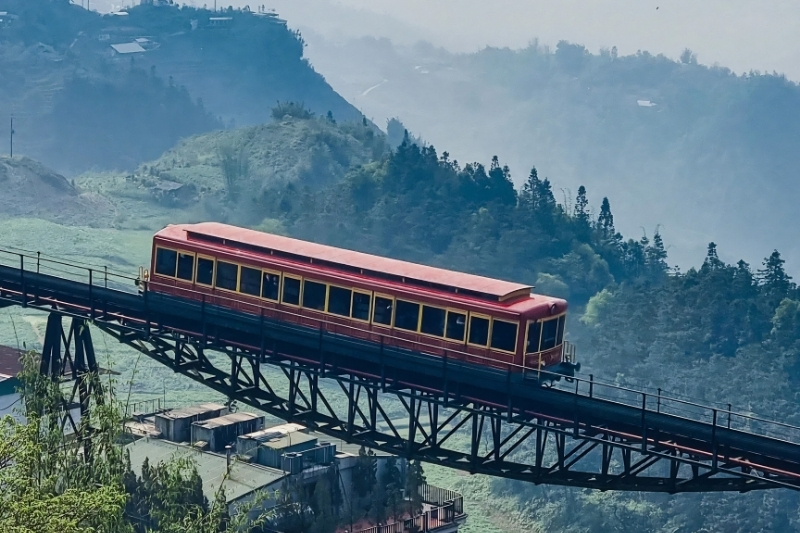 Muong Hoa train to Fansipan peak