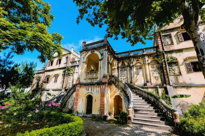 Where is Hoang A Tuong Mansion?