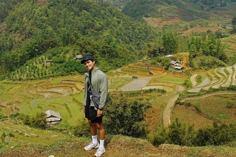 trekking-to-muong-hoa-valley-sapa A group of international tourists trekking with local ethnic guides along a scenic trail leading down toward Muong Hoa Valley.