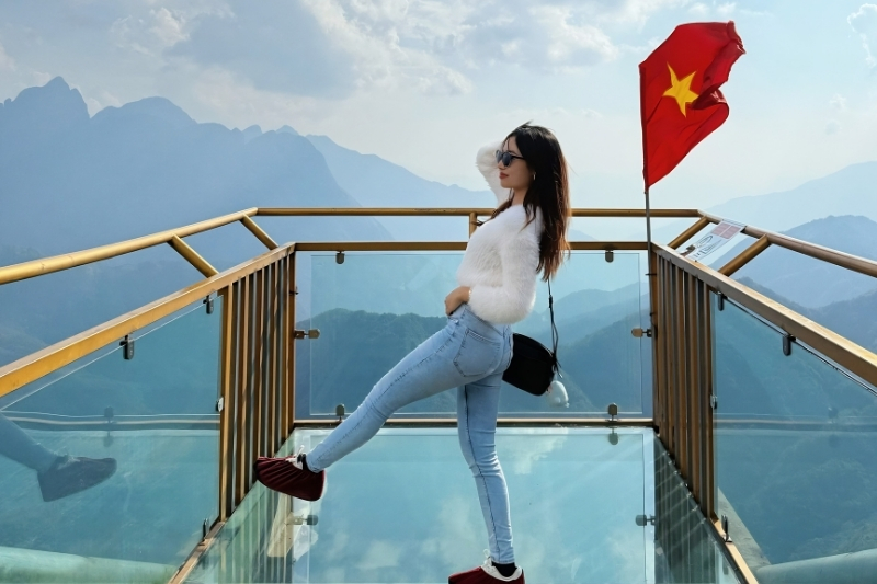 Directions to Rong May Glass Bridge from Sapa Center