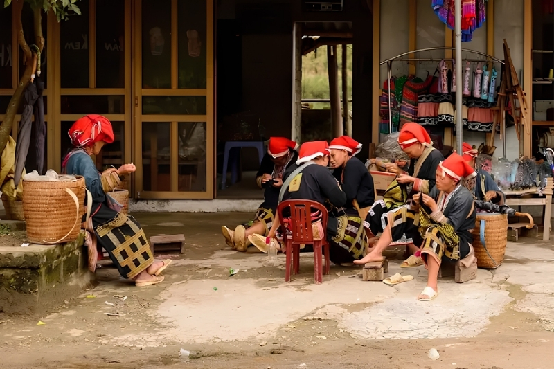 Try your hand at traditional brocade weaving