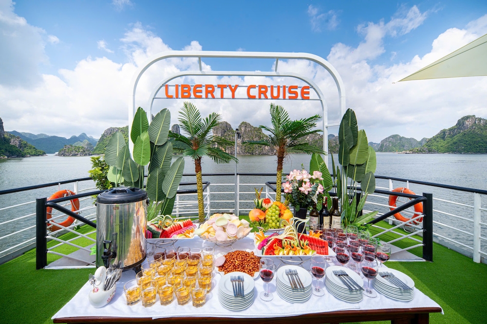 Ha Long Bay Day Tour: Sung Sot Cave, Luon Cave & Titop Island
