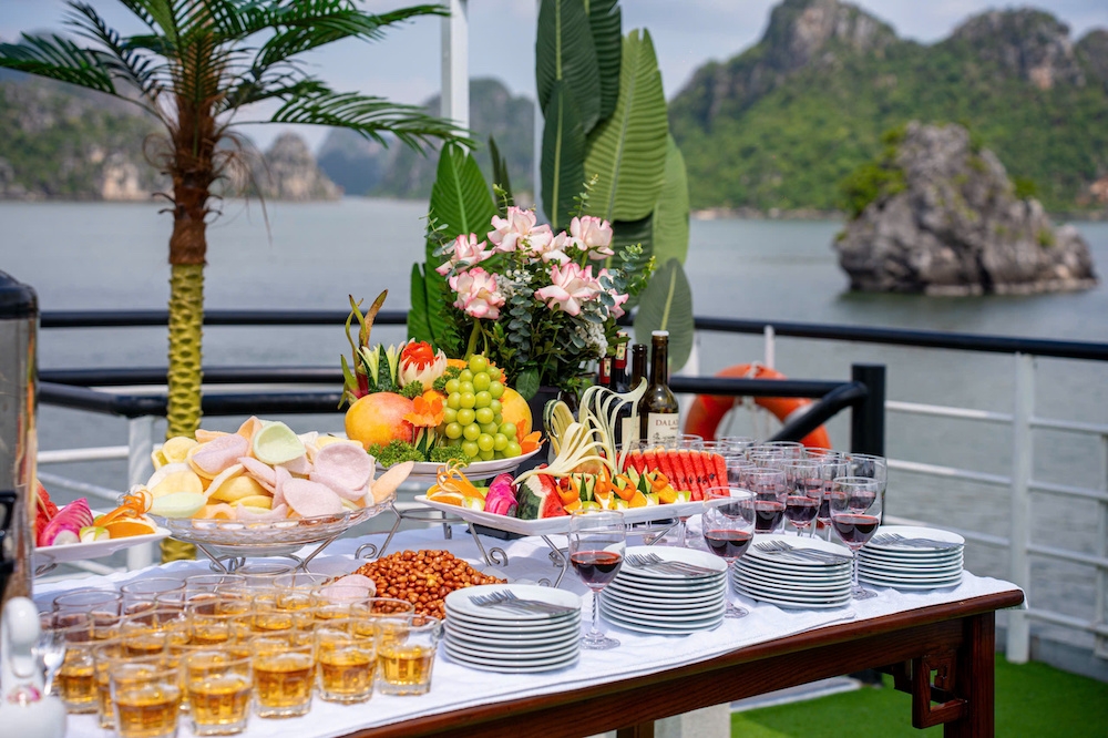 Ha Long Bay Day Tour: Sung Sot Cave, Luon Cave & Titop Island