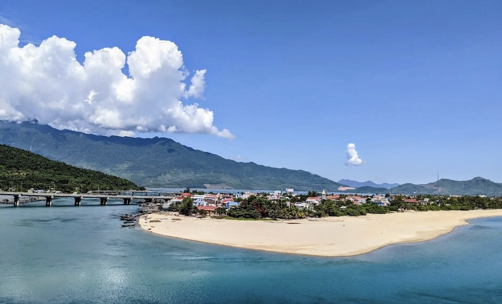 Hai Van Pass and Hue City Tour
