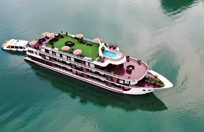 dora-cruise-lan-ha-bay.jpg