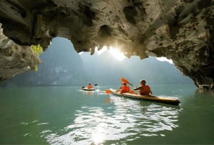 1_kayaking_in_lan_ha_bay_routes_caves_and_tours.jpg