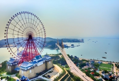 4._bai_chay_ha_long_a_practical_guide_to_ha_long_citys_main_beach_hub.jpg