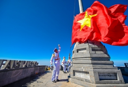 conquering-fansipan-peak-summit.jpg