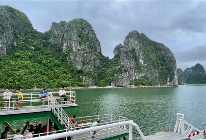 how-to-get-from-ha-long-bay-to-lan-ha-bay.jpg