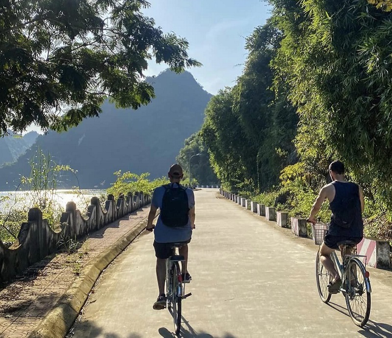 Tham quan làng Việt Hải bằng xe đạp hoặc xe điện khi đi tour vịnh Lan Hạ trong ngày