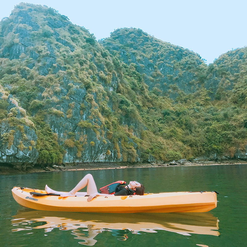 Chèo thuyền Kayak trên vịnh Lan Hạ 