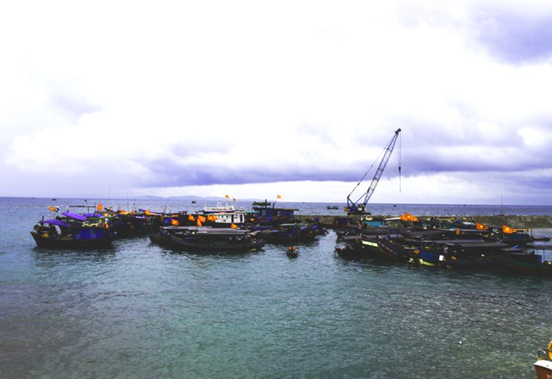 Cầu cảng - nơi tàu thuyền cập bến đảo Trần