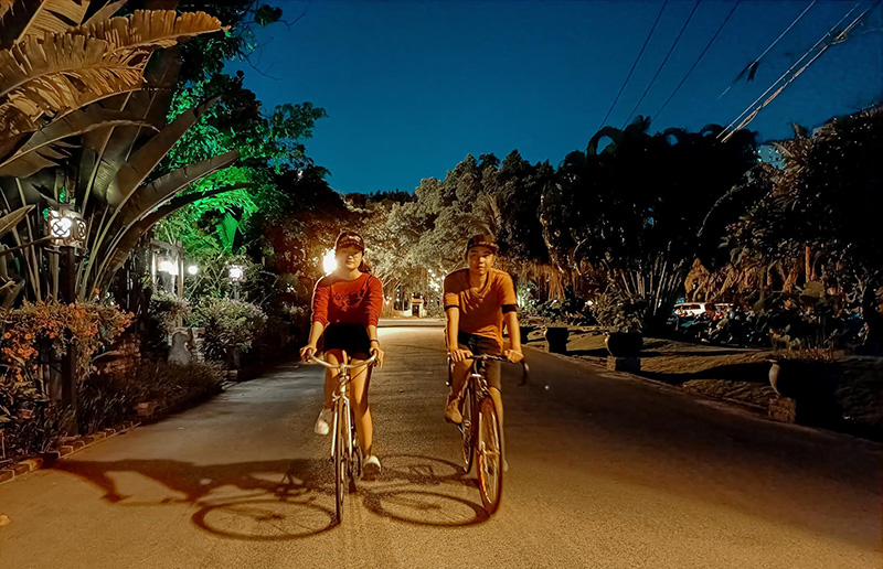 Đạp xe dạo quanh thị trấn Cô Tô