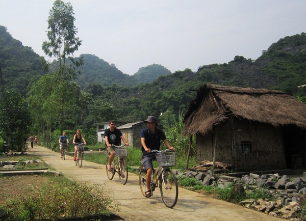 Phương tiện đi lại trong làng Việt Hải