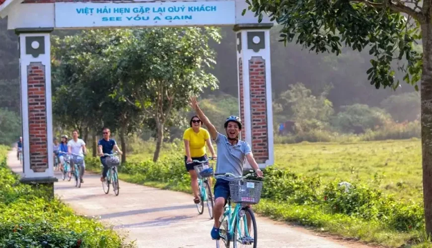 Cycling in Viet Hai village