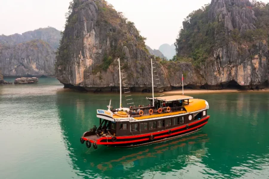 Tàu tham quan vịnh Lan Hạ