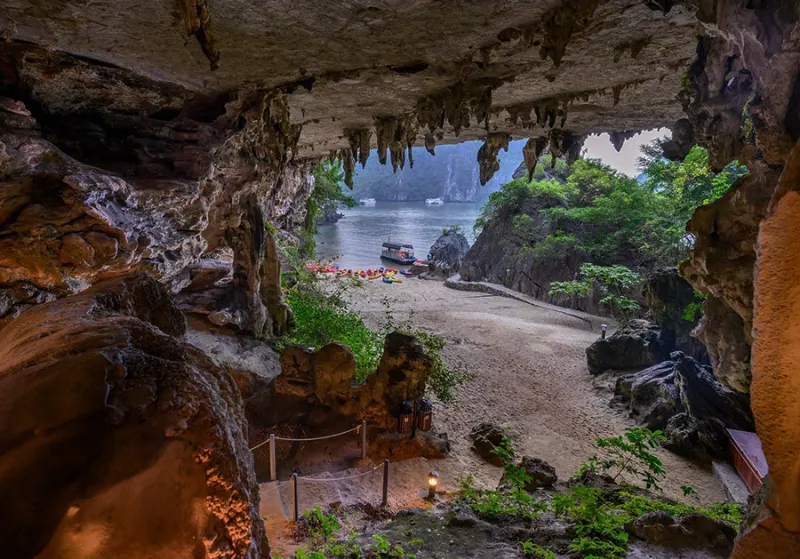 Hang Trống và Hang Trinh Nữ