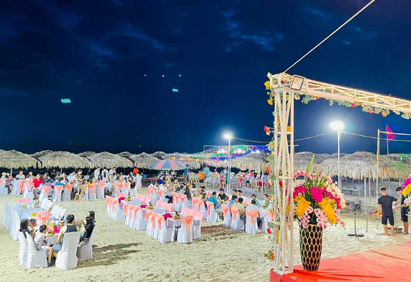 Nhà hàng ở bãi tắm Vàn Chảy