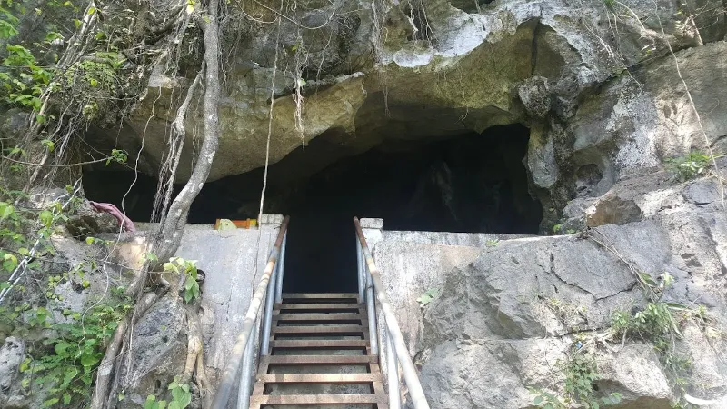 The exit of Quan Y Cave