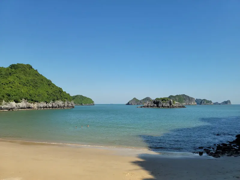 Tung Thu beach Cat Ba