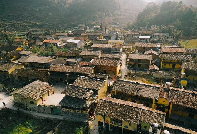 Lo Lo Chai village is peaceful in the middle of the forest. 